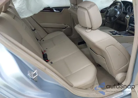 2013 Mercedes-Benz C 250 Luxury/Sport z USA, uszkodzony, nr VIN WDDGF4HB1DR241759